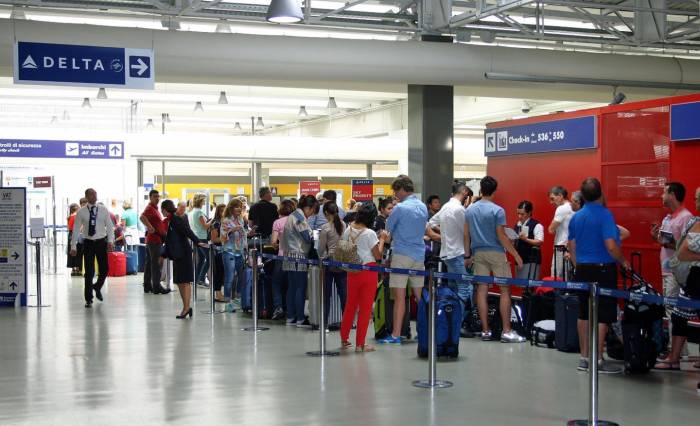 Delta liberó sus vuelos pero se desordenan los aeropuertos