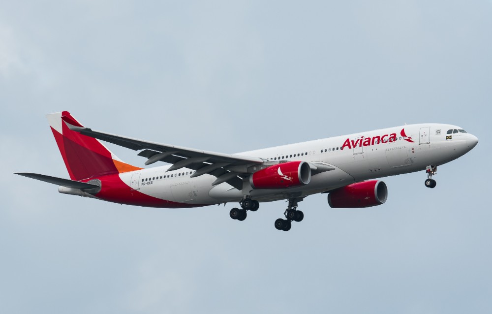 avión de Avianca en el aire