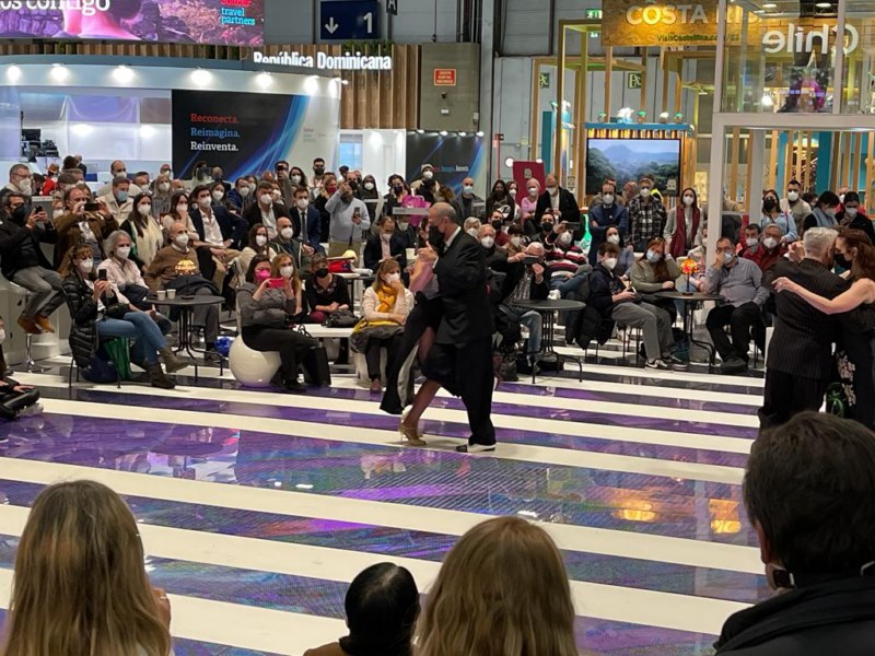 Bailarines de tango en FITUR 2022