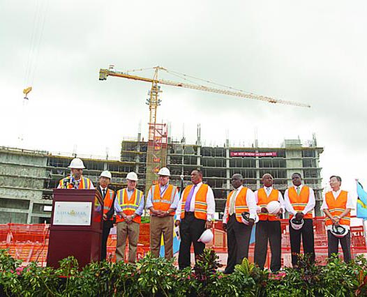 Celebran en Bahamas hito constructivo en obras del resort Baha Mar
