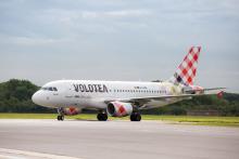 avión de Volotea en la pista