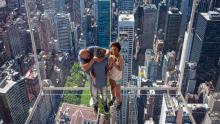 elevador de cristal en Nueva York, una pareja y un niño