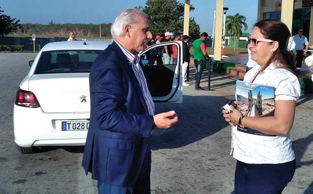 Jose Carlos de Santiago en su arribo a la ciudad de Holguín