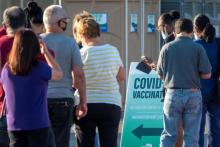 vacunación en Miami, personas de espalda