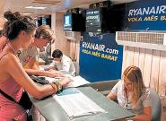 Irlanda: Más de 80.000 pasajeros apoyan idea de Ryanair para volar de pie a menos costo