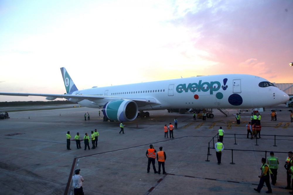 avión de Evelop en la pista