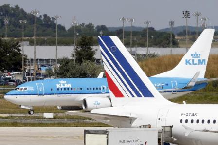 Las aerolíneas se resisten a bajar tarifas a pesar de la caída del fuel   