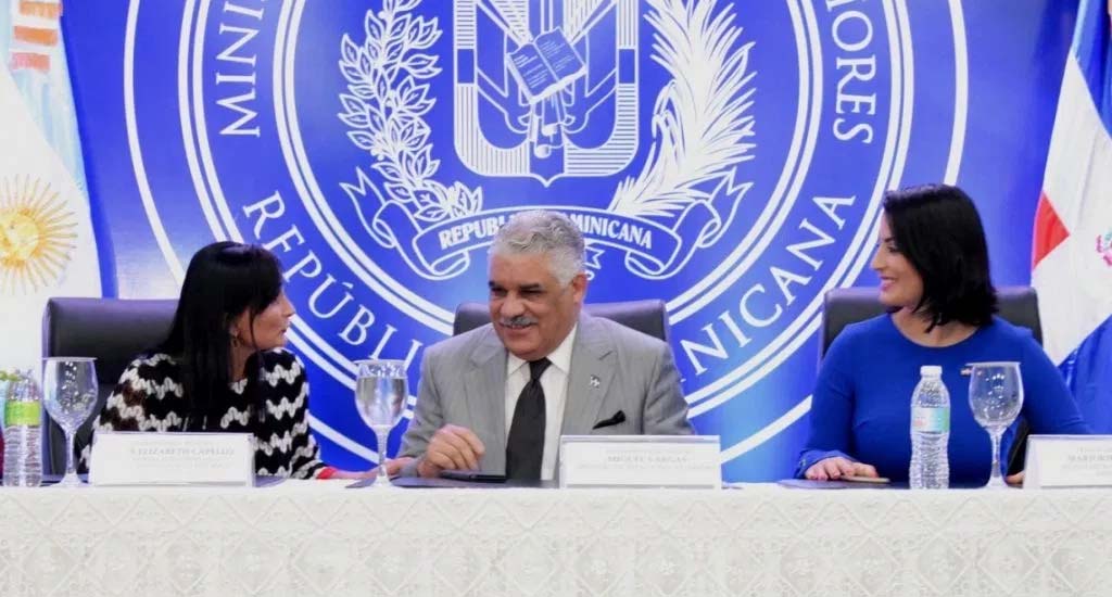 Canciller-Miguel-Vargas-junto-a-la-embajadora-de-Argentina.-Nora-Elizabeth-Capello-y-la-viceministra-Marjorie-Espinosa