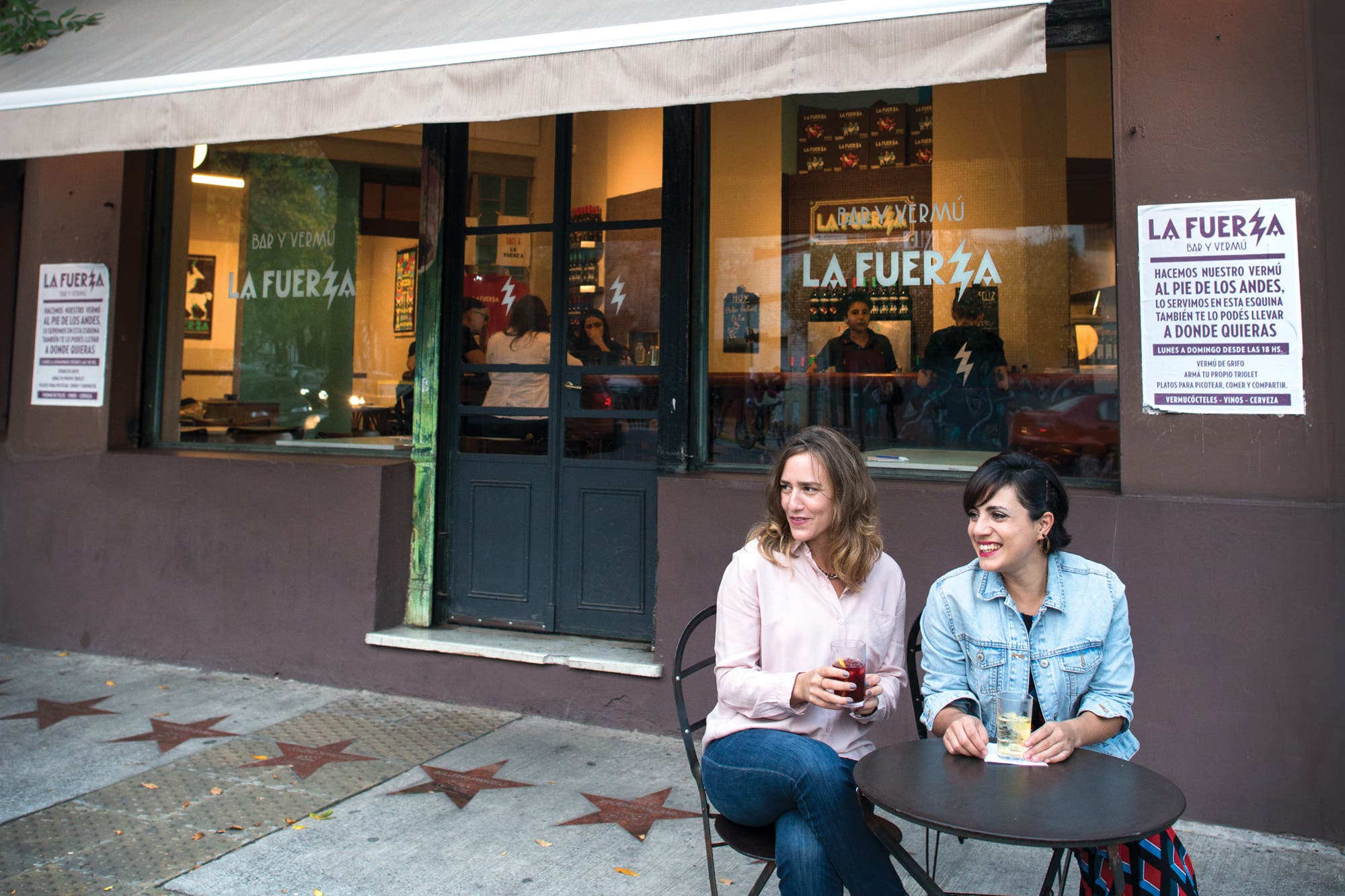 La Fuerza en Chacarita, dos muchachas fuera del bar