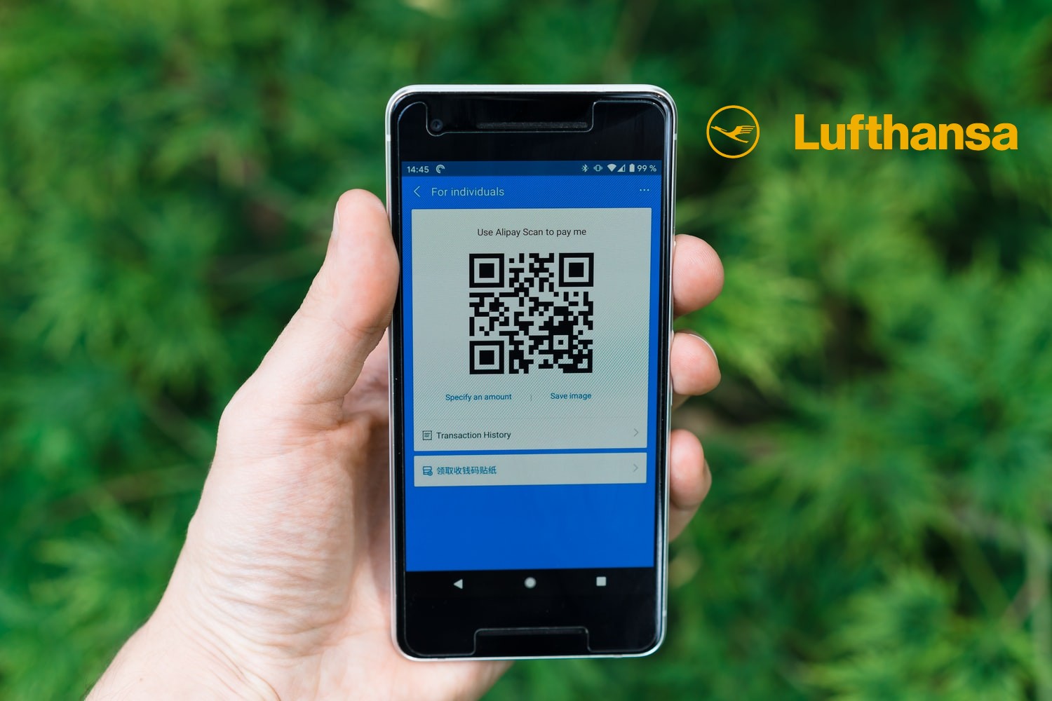 código QR en un teléfono y el logo de Lufthansa