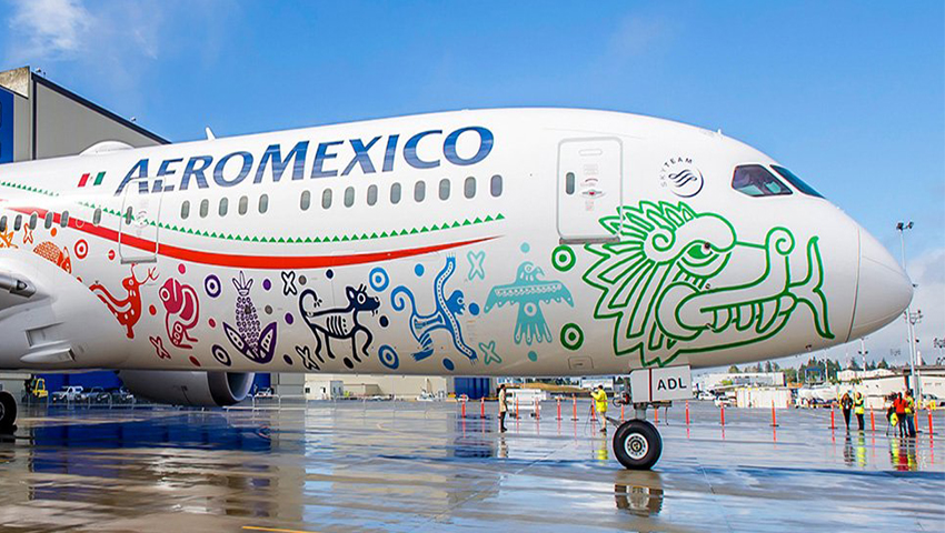 avión de aerómexico en un hangar, pintado