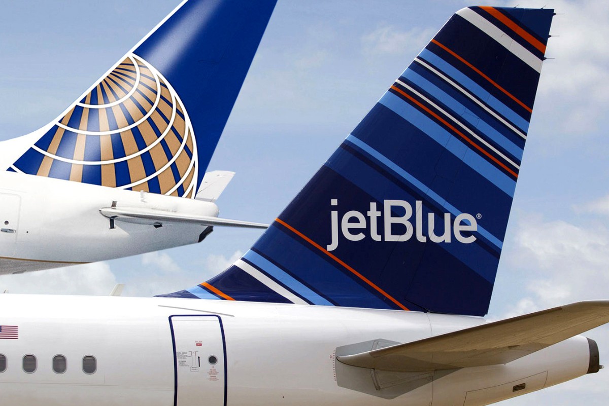 colas de JetBlue y United Airlines