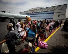 Comienzan a llegar turistas al DF en puente aéreo de emergencia desde Acapulco