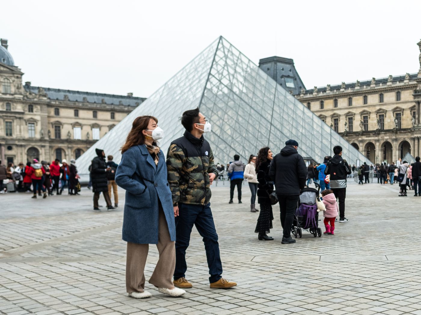 turistas asiáticos en París, Louvre