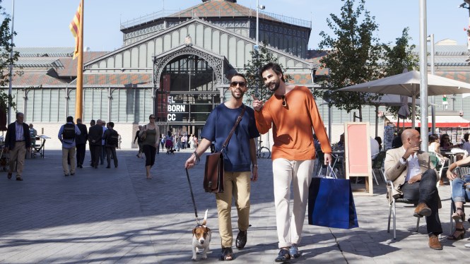 personas paseando por Barcelona. Foto: https://www.barcelonaturisme.com/