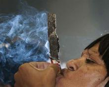 Una cubana logró la ceniza más larga en Festival del Habano