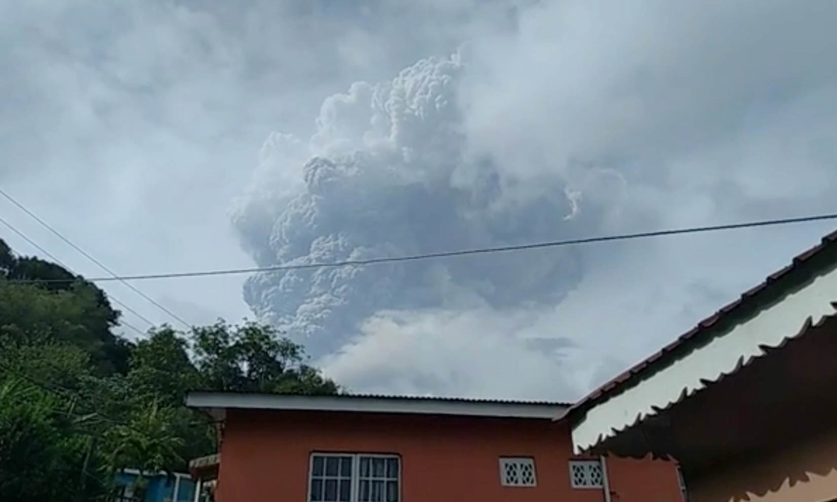 La Soufriere en erupción