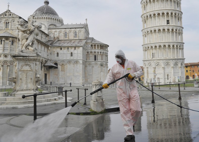 limpiando las calles de Pisa