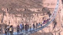 China presume del puente de cristal más largo del mundo