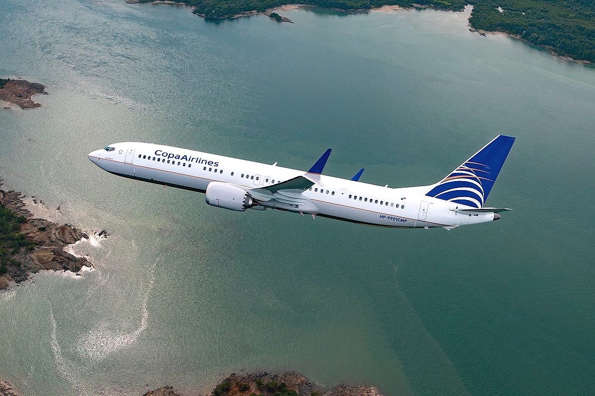 avión de Copa Airlines volando