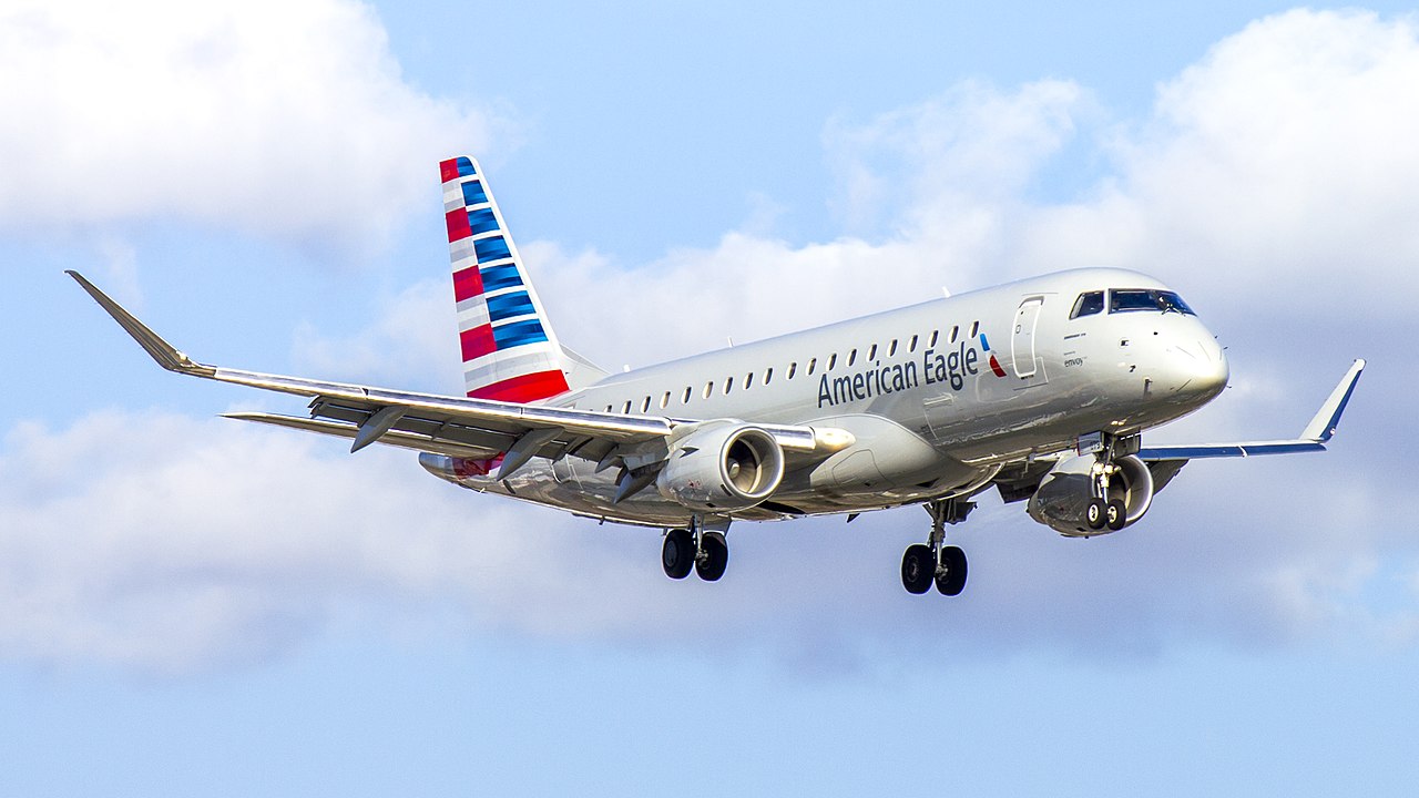 Avión de American Eagle en pleno vuelo 