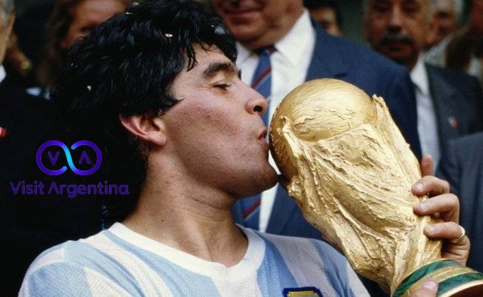 Maradona besando la Copa del Mundo, logo de Visit Argentina