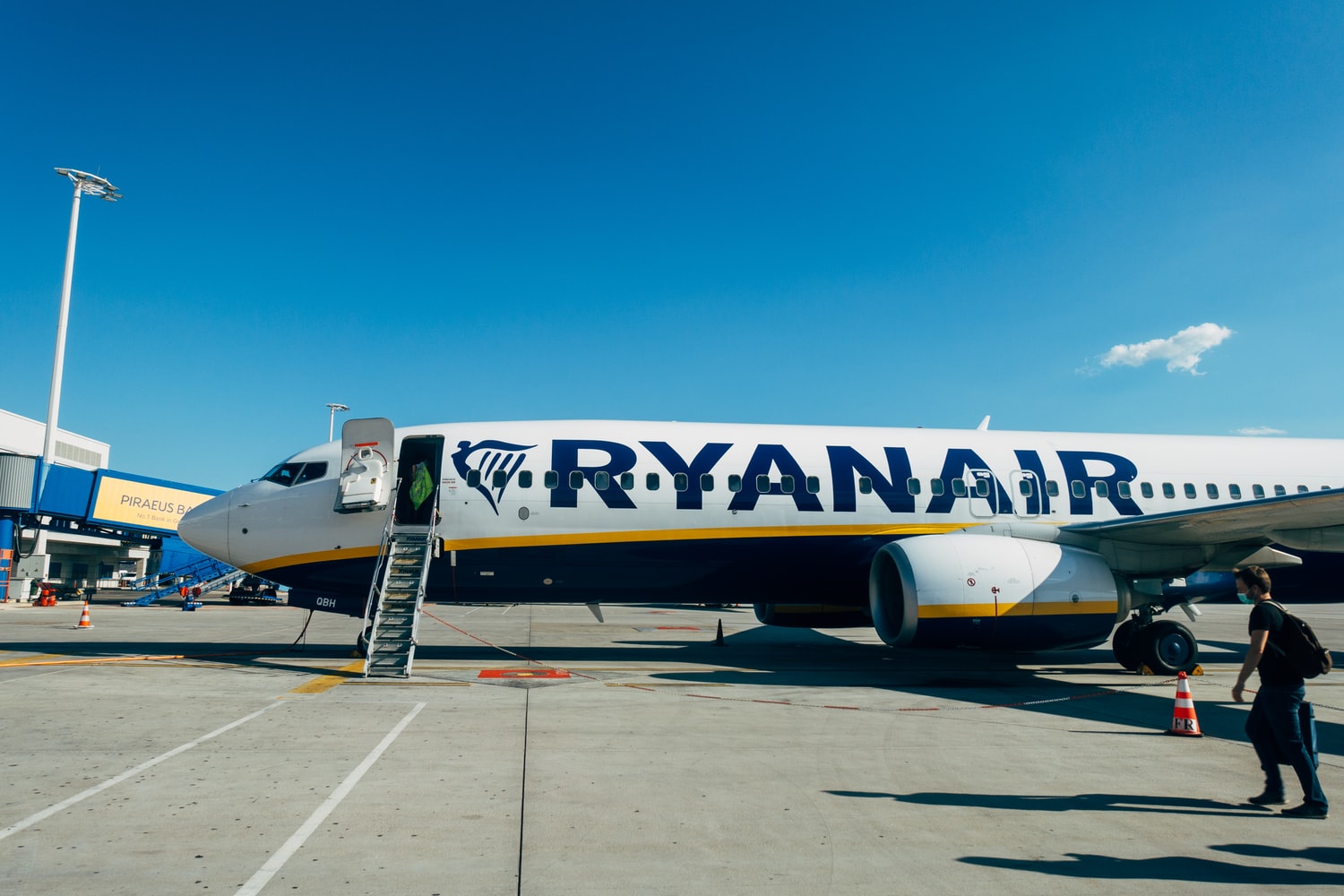 avión de Ryanair en la pista