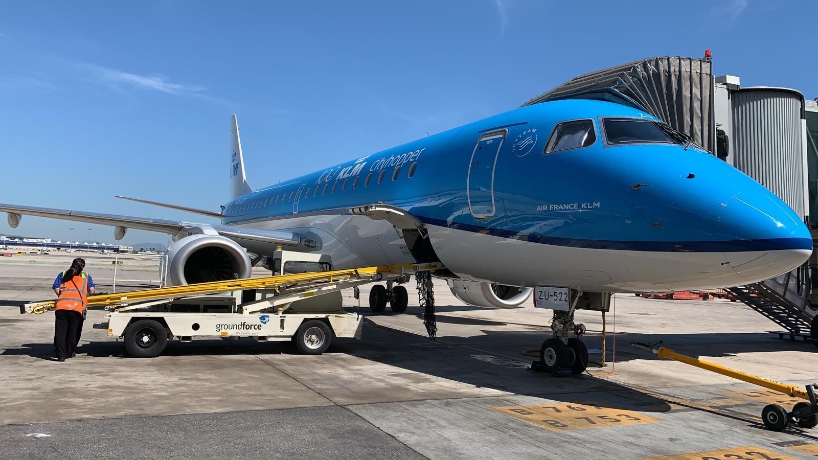 avión de KLM en la pista