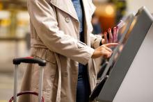 mujer en un aeropuerto