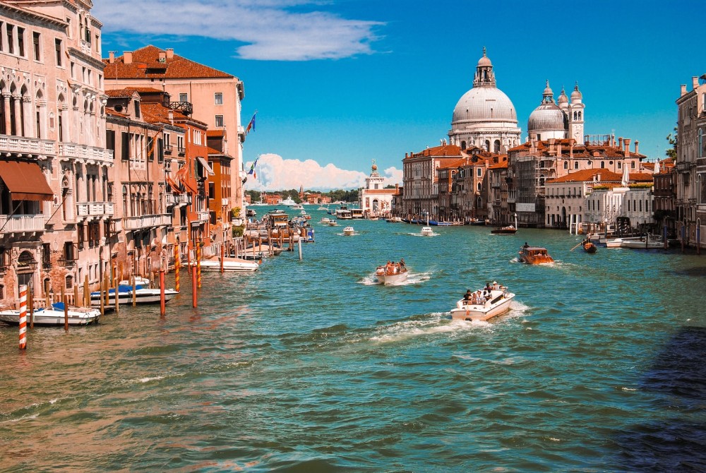 imagen de Venecia, Italia, desde uno de los canales