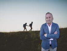 una pareja de turistas sobre una pendiente y foto de Juan Barjau