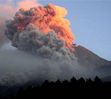Indonesia: Cancelan vuelos por nube de cenizas proveniente del volcán Merapi