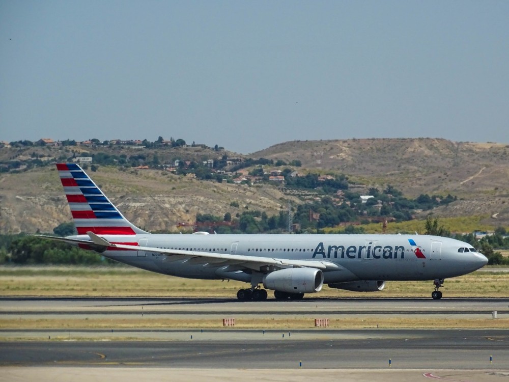 avión de American Airlines en la pista