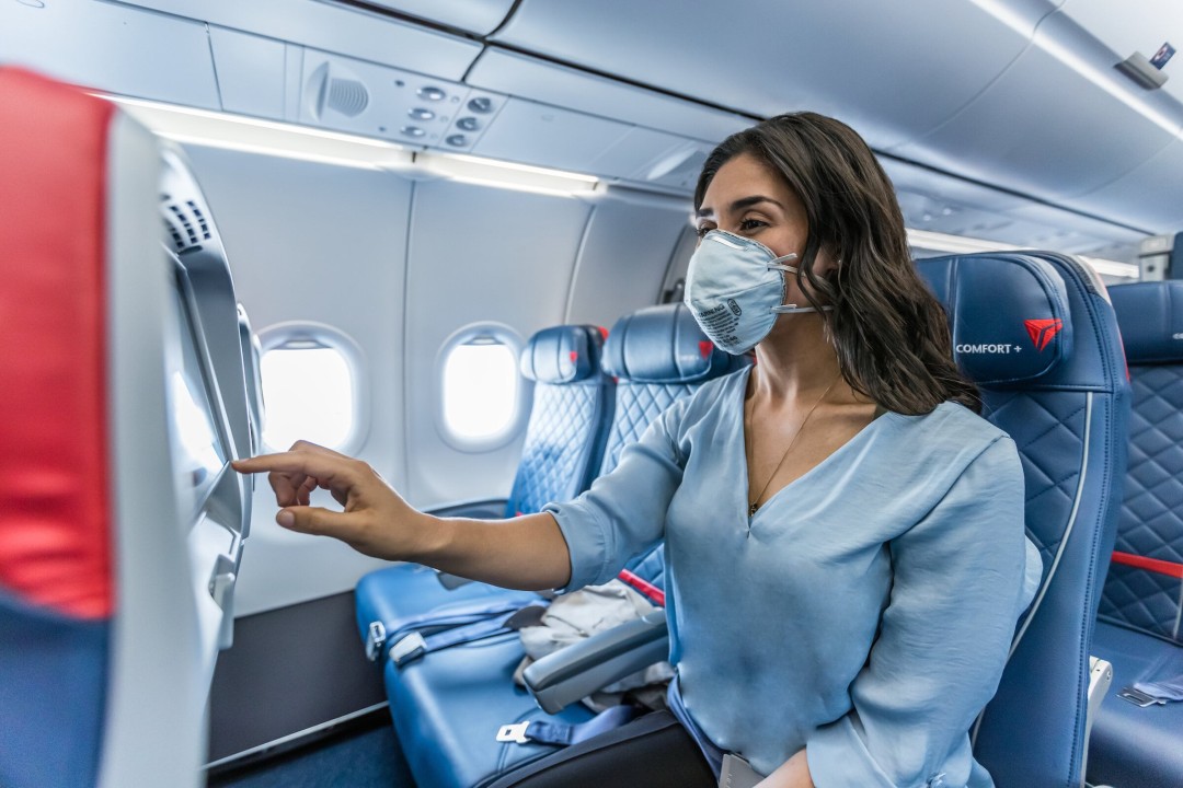 pasajera en avión de Delta