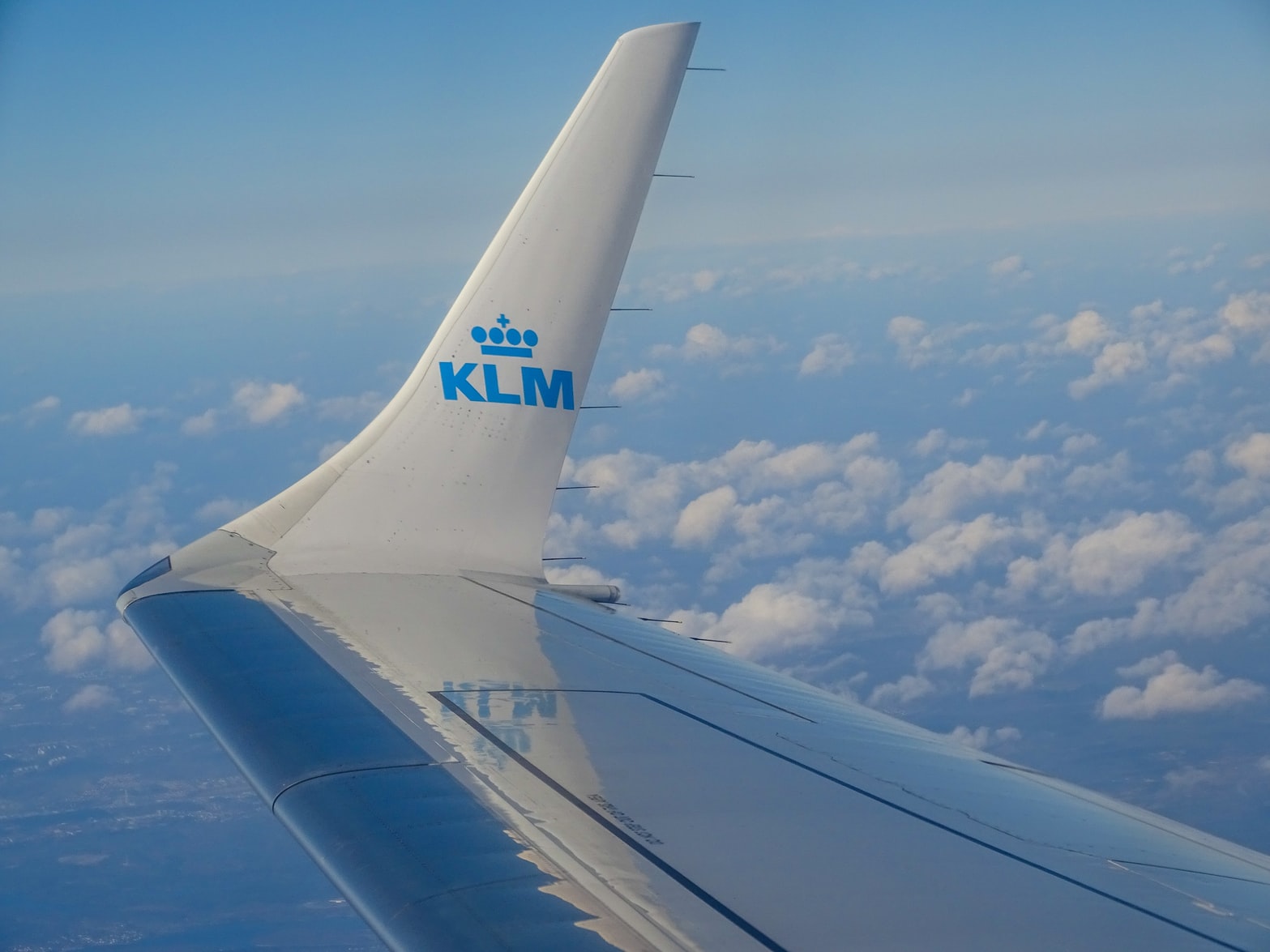 KLM, vista del ala desde la ventanilla, en pleno vuelo