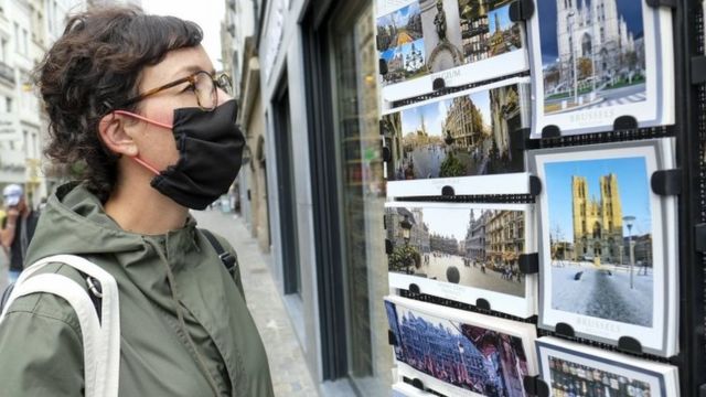 mujer mirando postales