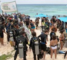 México: Reúne boda submarina a más de 200 buzos en la Riviera Maya
