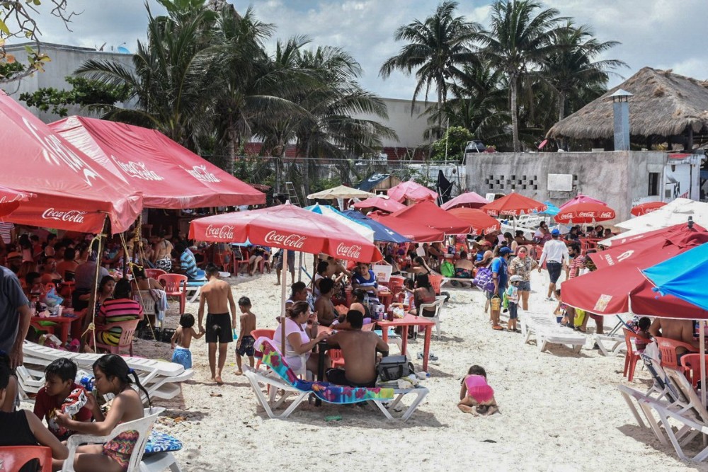 Playa de Cancún abarrotada de turistas 