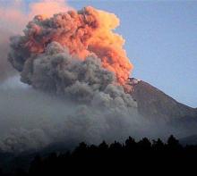 Indonesia: Cancelan vuelos por nube de cenizas proveniente del volcán Merapi