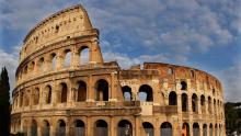  Detienen a pareja de turistas por robar fragmentos del Coliseo en Roma