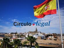 bandera de España, edificios a lo lejos y logo del Círculo Legal