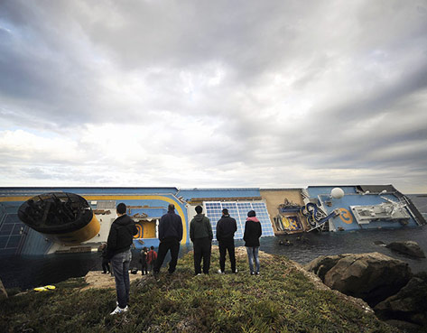 Completan con éxito operación para extraer combustible del Costa Concordia
