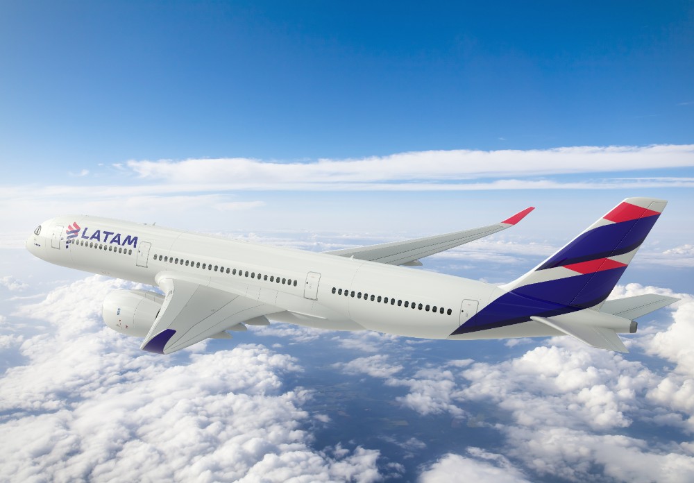 avión de LATAM en el aire