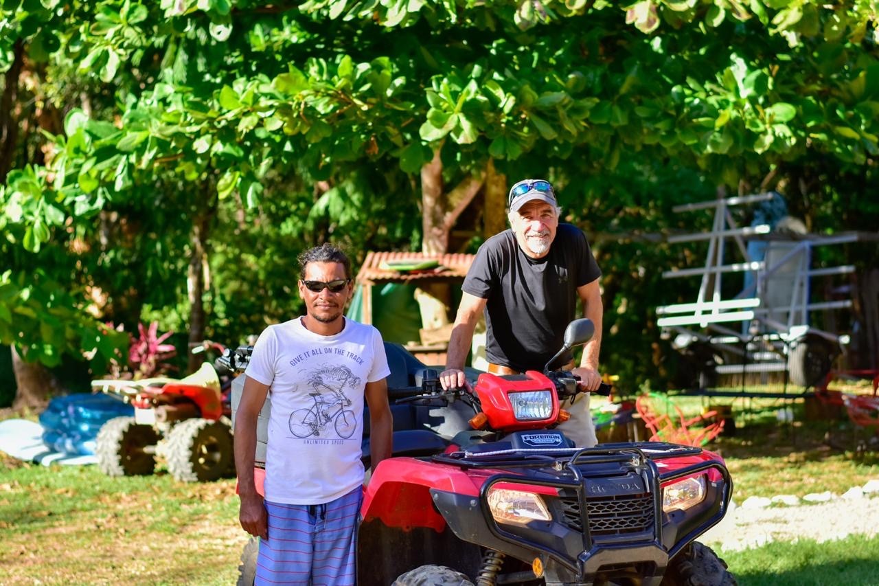 dos hombres en un hovercraft