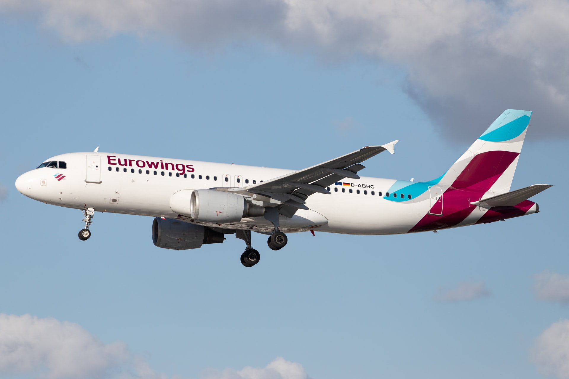 avión de Eurowings en el aire, tren de aterrizaje fuera