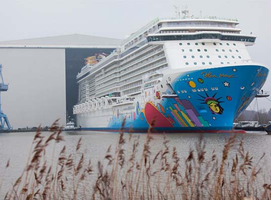 Norwegian Breakaway sale a la luz en astilleros de Meyer Werft