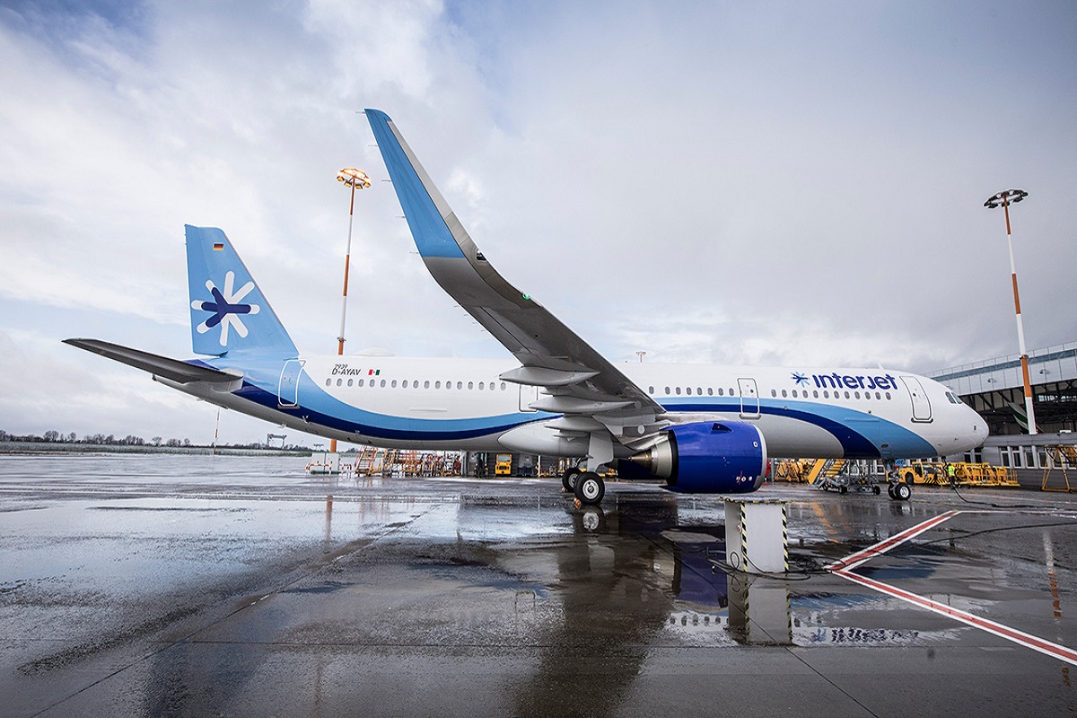 avión de Interjet en la pista