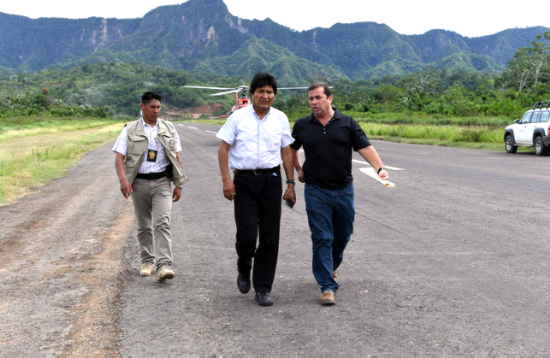 Presidente de Bolivia Evo Morales, inaugura pista de aterrizaje 