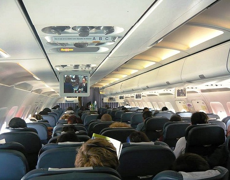 Sigue creciendo el tráfico aéreo mundial de pasajeros, pero disminuye el de carga