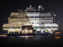 El Costa Concordia yace ahora erecto en la costa de Giglio